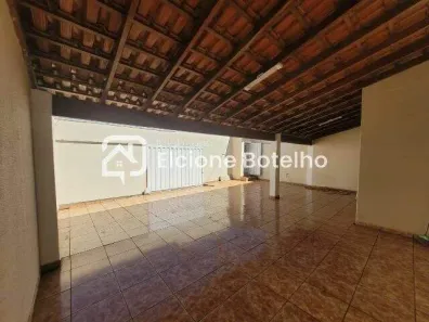 Casa com 3 Quartos para alugar, 200m² no Nossa Senhora Aparecida, Uberlândia
