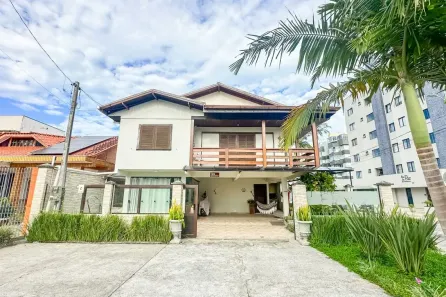 Sobrado com 4 Quartos à venda, 150m² no Centro, Matinhos