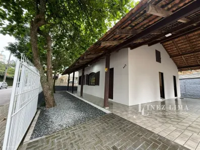 Casa com 3 Quartos para alugar, 150m² no Meia Praia, Itapema