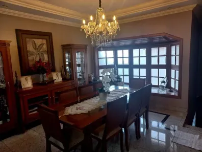 Sobrado com 3 Quartos à venda, 260m² no Leblon, Uberaba