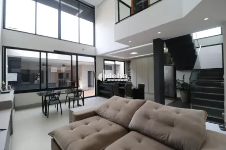 Casa com 4 Quartos para alugar, 224m² no Minas Gerais, Uberlândia