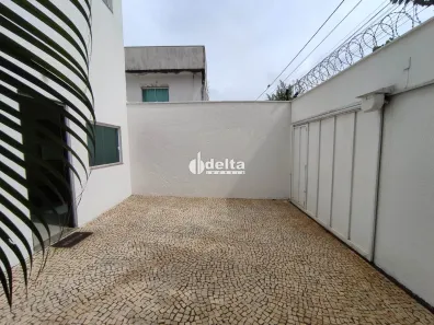 Casa com 2 Quartos para alugar, 100m² no Jardim Inconfidência, Uberlândia
