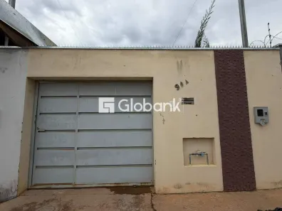 Casa com 2 Quartos para alugar, 80m² no Centro, Montes Claros