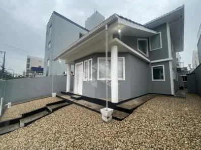 Casa com 3 Quartos para alugar, 250m² no Pagani, Palhoça