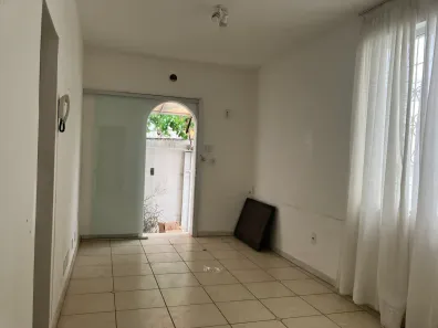Casa com 2 Quartos para alugar, 80m² no Sagrada Família, Belo Horizonte