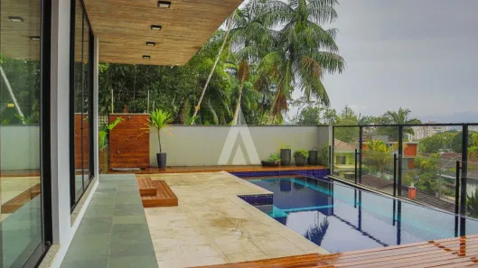 Sobrado com 4 Quartos à venda, 671m² no América, Joinville