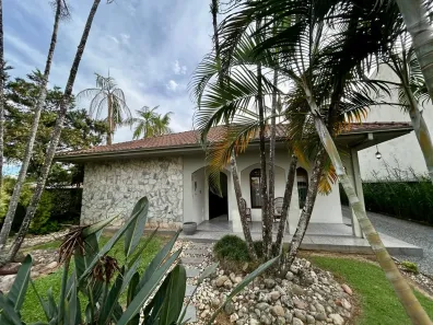 Casa com 3 Quartos para alugar, 200m² no Costa e Silva, Joinville