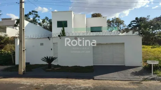 Casa com 3 Quartos para alugar, 140m² no Jardim Inconfidência, Uberlândia