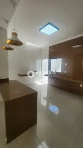 Sobrado com 3 Quartos à venda, 185m² no Dona Zulmira, Uberlândia