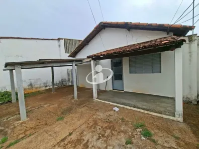 Casa com 3 Quartos para alugar, 10m² no Presidente Roosevelt, Uberlândia