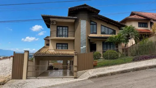Sobrado com 4 Quartos para alugar, 354m² no Saguaçu, Joinville