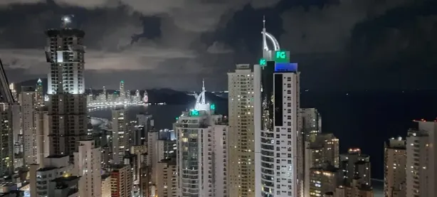 Apartamento com 3 Quartos para alugar, 130m² no Centro, Balneário Camboriú