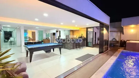 Sobrado com 4 Quartos à venda, 400m² no Jardim Karaíba, Uberlândia