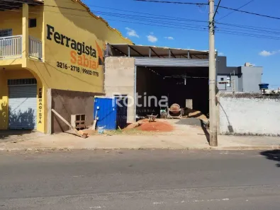 Ponto Comercial para alugar, 200m² no Santa Mônica, Uberlândia