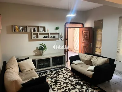 Casa com 3 Quartos à venda, 243m² no Presidente Roosevelt, Uberlândia