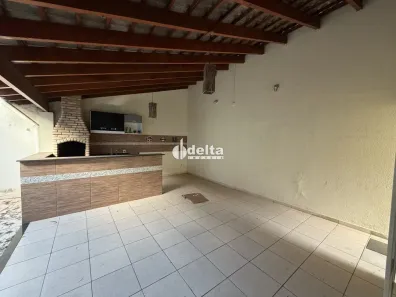 Casa com 3 Quartos para alugar, 180m² no Jardim Europa, Uberlândia