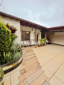 Casa com 4 Quartos à venda, 182m² no Sagrada Família, Belo Horizonte