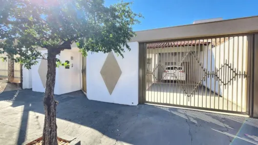 Casa com 4 Quartos para alugar, 202m² no Universitário, Londrina