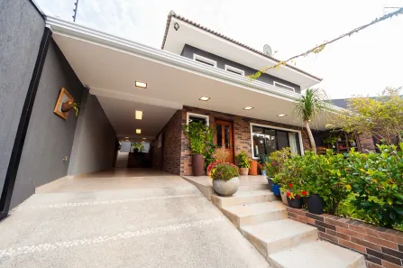 Casa com 3 Quartos à venda, 205m² no São João, Curitiba