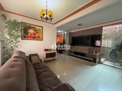 Casa com 3 Quartos à venda, 270m² no Cidade Jardim, Uberlândia
