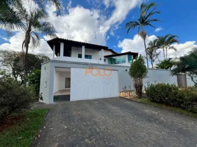 Sobrado com 4 Quartos para alugar, 348m² no Jardim Karaíba, Uberlândia