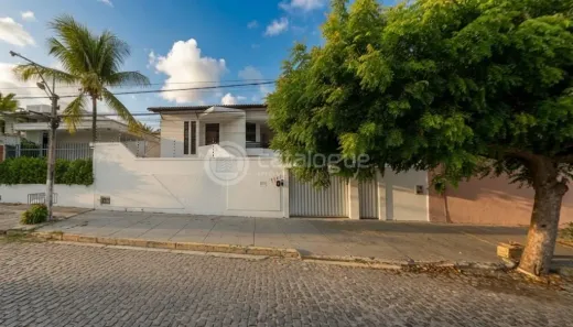 Casa com 3 Quartos à venda, 300m² no Candelária, Natal