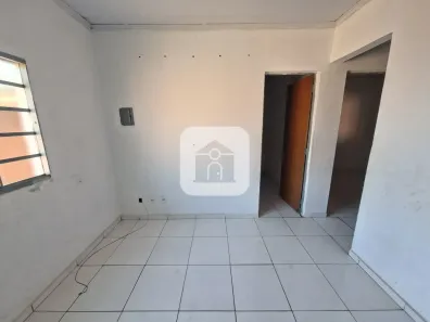 Casa com 2 Quartos para alugar, 80m² no Shopping Park, Uberlândia
