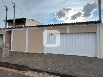 Casa com 3 Quartos para alugar, 180m² no Jardim Patrícia, Uberlândia