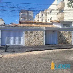 Casa com 3 Quartos para alugar, 250m² no Santa Mônica, Uberlândia