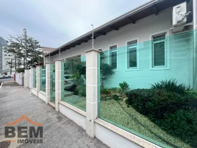 Casa com 3 Quartos para alugar, 198m² no São João, Itajaí