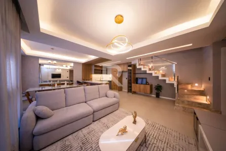 Sobrado com 4 Quartos para alugar, 192m² no Santa Felicidade, Curitiba