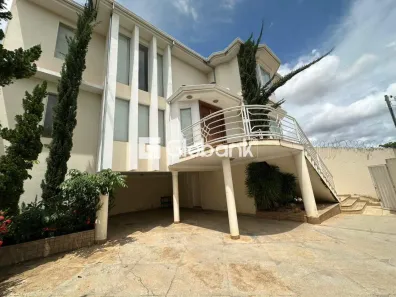 Imóvel Comercial com 7 Quartos à venda, 460m² no Ibituruna, Montes Claros
