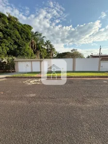 Casa com 3 Quartos para alugar, 405m² no Sibipiruna, Araguari