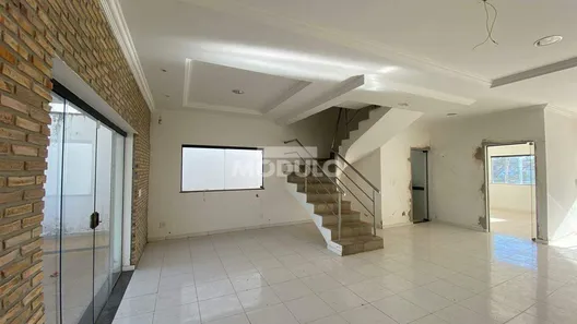Prédio Comercial com 3 Quartos para alugar, 450m² no Jardim Inconfidência, Uberlândia