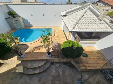 Sobrado com 4 Quartos para alugar, 295m² no Jardins Madri, Goiânia
