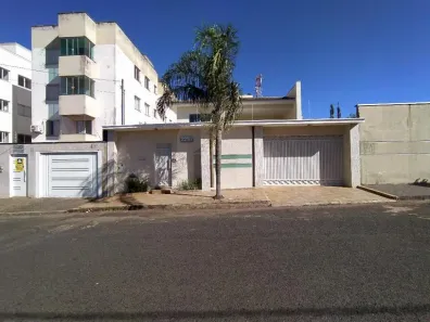 Casa com 4 Quartos para alugar, 300m² no Segismundo Pereira, Uberlândia