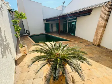 Casa com 3 Quartos à venda, 250m² no Cidade Jardim, Uberlândia