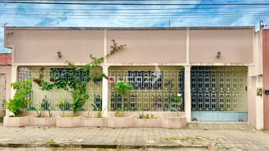 Casa com 3 Quartos à venda, 233m² no Candelária, Natal