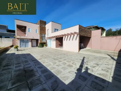 Sobrado com 3 Quartos à venda, 181m² no Iririú, Joinville