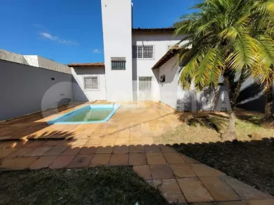 Casa com 3 Quartos para alugar, 265m² no Jardim Karaíba, Uberlândia