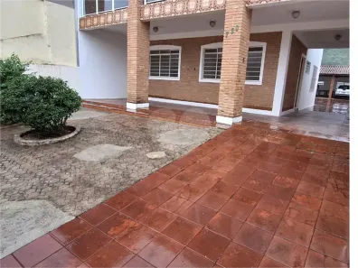 Sobrado com 4 Quartos à venda, 232m² no Centro, Caraguatatuba