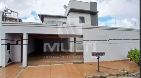 Casa com 5 Quartos para alugar, 320m² no Jardim Europa, Uberlândia