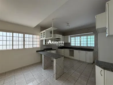 Sobrado com 5 Quartos à venda, 273m² no Jardim Karaíba, Uberlândia