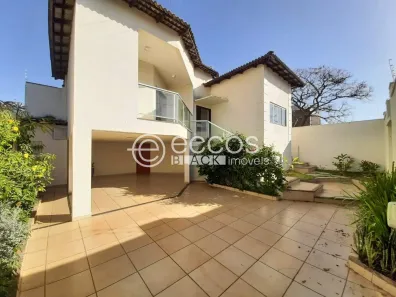 Casa com 3 Quartos à venda, 272m² no Jardim Inconfidência, Uberlândia