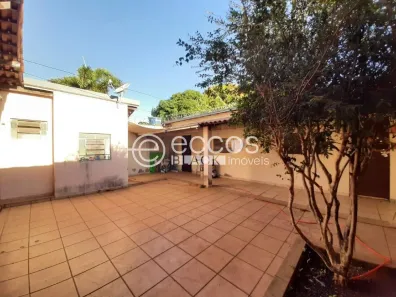 Casa com 5 Quartos para alugar, 346m² no Umuarama, Uberlândia