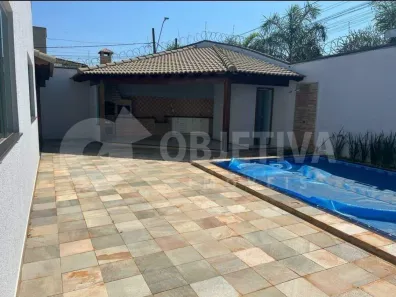 Casa com 4 Quartos para alugar, 200m² no Alto Umuarama, Uberlândia