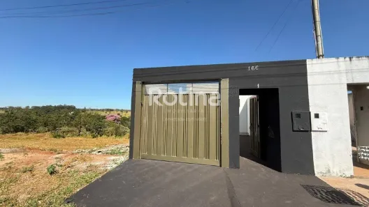 Casa com 2 Quartos para alugar, 67m² no Shopping Park, Uberlândia