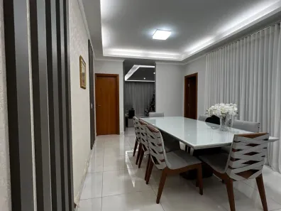 Casa com 3 Quartos à venda, 235m² no Umuarama, Uberlândia