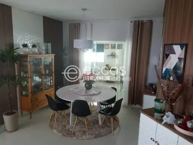 Casa com 4 Quartos à venda, 280m² no Novo Mundo, Uberlândia