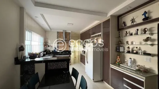 Casa com 3 Quartos à venda, 260m² no Presidente Roosevelt, Uberlândia